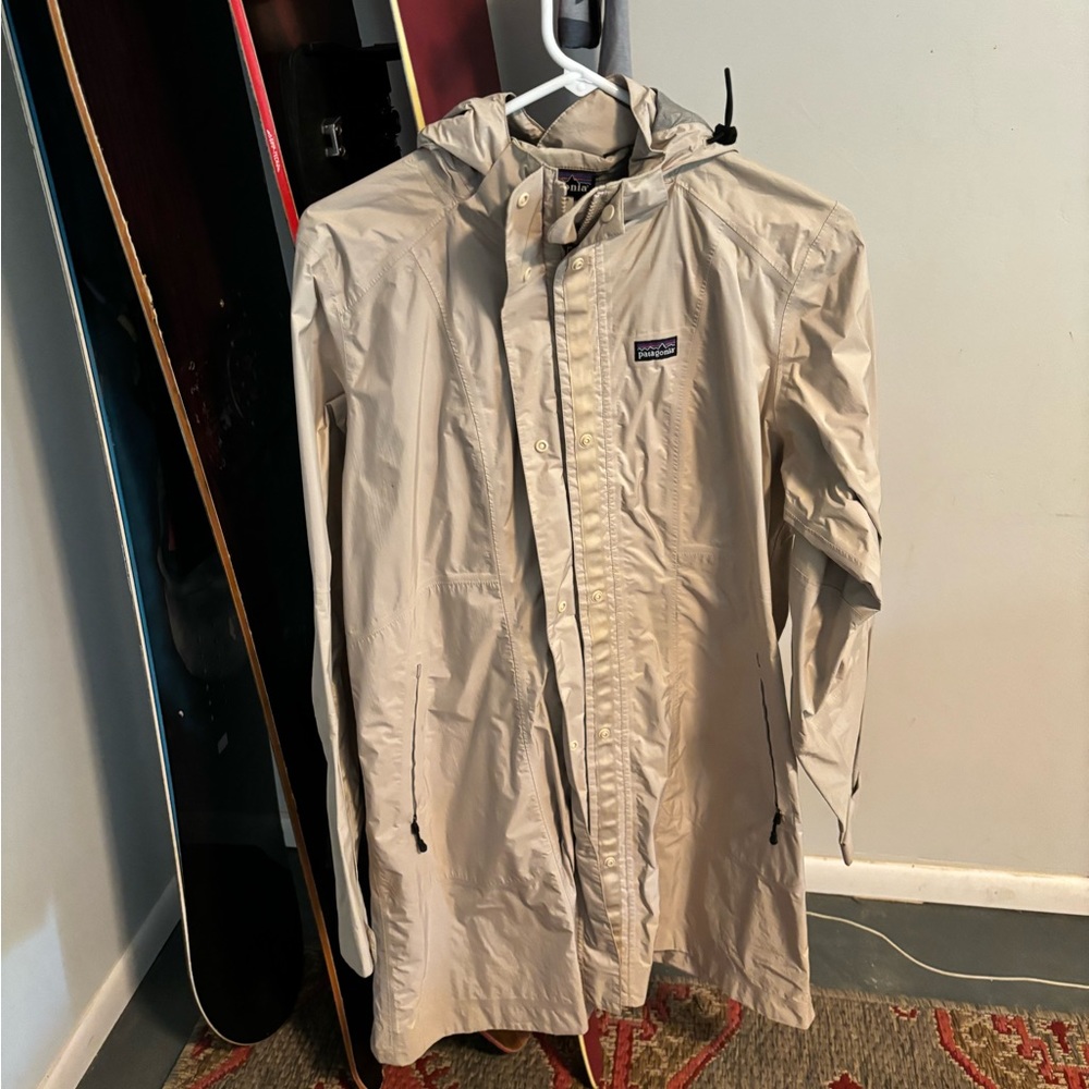Women’s Patagonia rain jacket/ windbreaker. (Long)